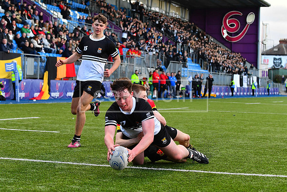 Charlie OÕLoughlin with Newbridge College's final try.