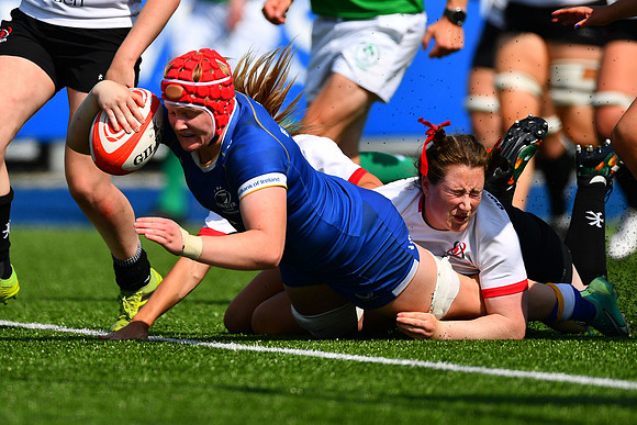 Aoife Wafer of Leinster with the 9th and final try of the game for the home side.